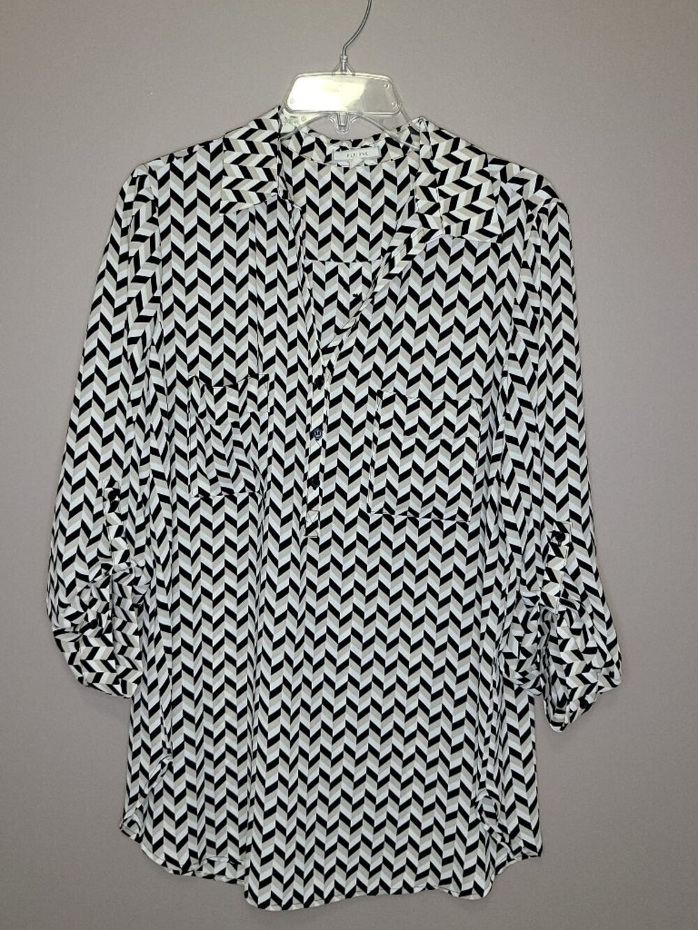 Pleione Women's Black & Ivory Chevron Geometric Blouse Size L Roll Tab Sleeve